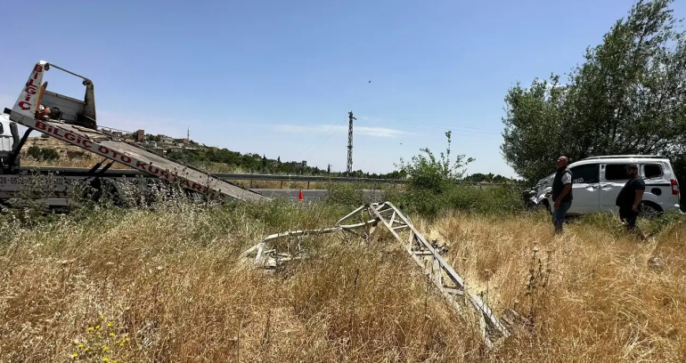 Mardin’de hafif ticari araç elektrik direğine çarptı: 1 yaralı