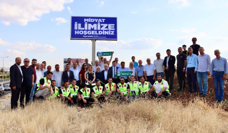 Midyat girişine ‘İlimize hoş geldiniz’ tabelaları yerleştirildi