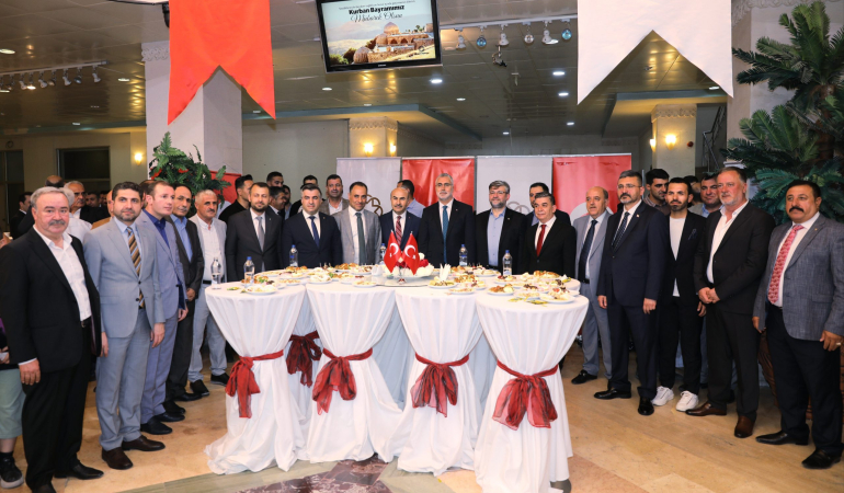 Bakan Işıkhan, Mardin’de vatandaşlarla bayramlaştı