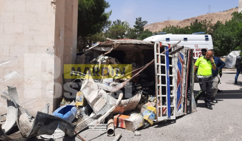 Mardin’de hurda yüklü araç devrildi: 1’i ağır 2 yaralı