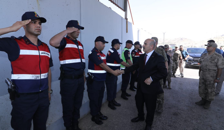Mardin’de lastiği patlayan araç takla attı, 3 yaralı