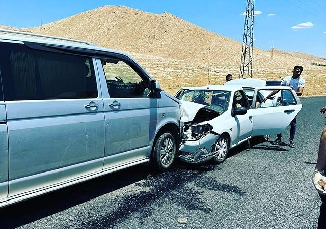 Mardin’de iki araç kafa kafaya çarpıştı: 5’i çocuk 9 yaralı