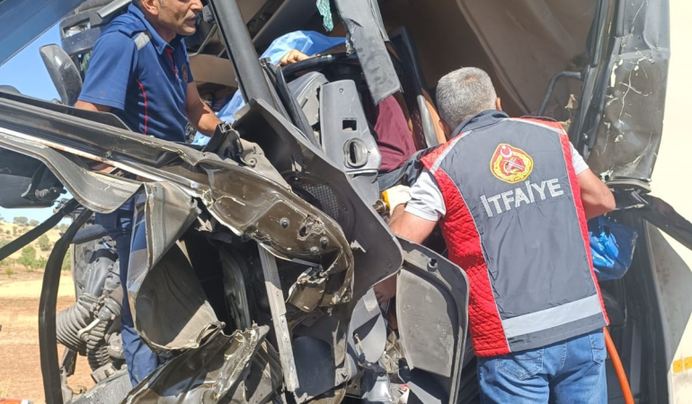 Mardin’de nakliyat kamyonu hafriyat tırına arkadan çarptı: 1 ölü 2 yaralı