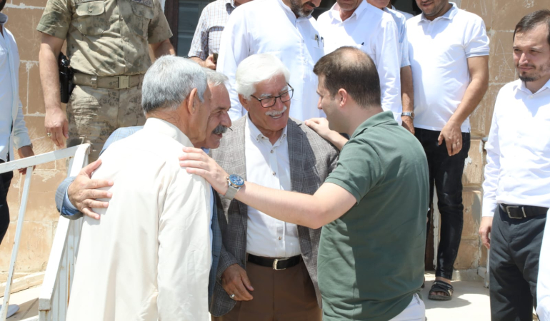 Kaymakam Cıdıroğlu, mahalleleri tek tek gezerek talep ve sorunları dinliyor
