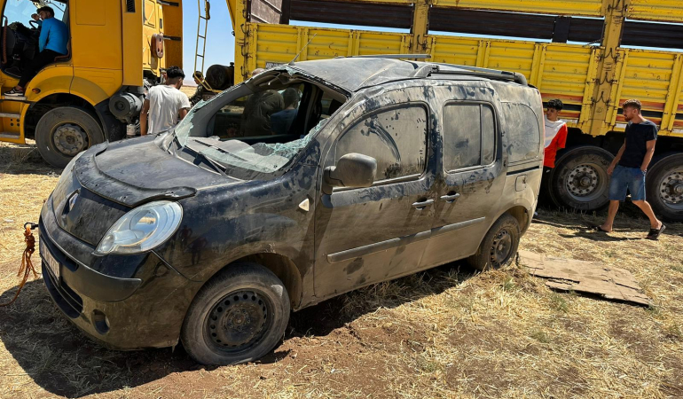 Kontrolden çıkan hafif ticari araç şarampole devrildi: 2 yaralı