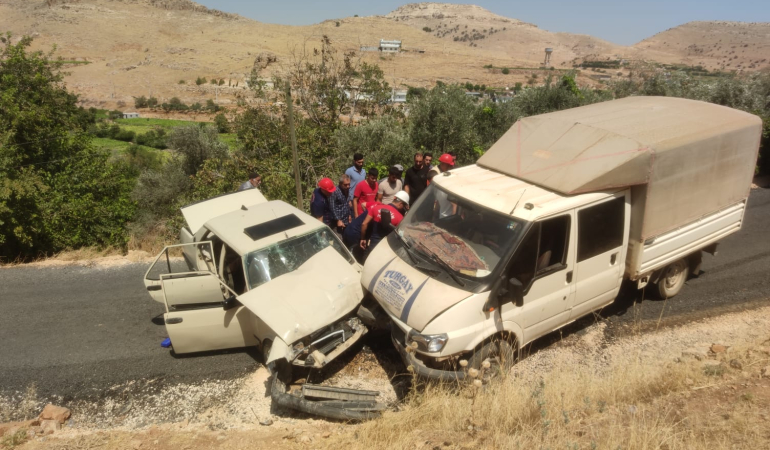 Kızıltepe’de kamyonet ile otomobil çarpıştı: 2’si ağır 4 kişi yaralandı