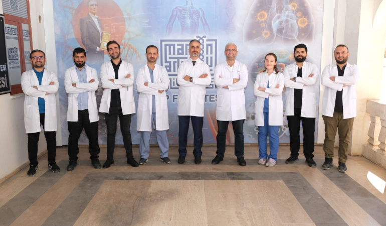 Mardin Tıp Fakültesi’nin ilk asistan doktorları yeleklerini giydi