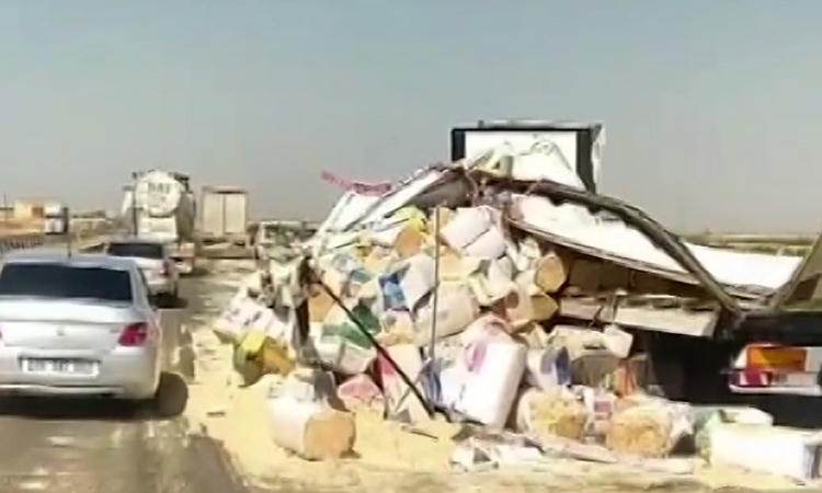 Mardin’de saman yüklü tır devrildi: 1 yaralı
