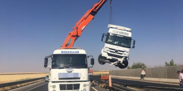 SÜRÜCÜSÜNÜN DİREKSİYON HAKİMİYETİNİ KAYBETTİĞİ TIR YOLDAN ÇIKTI