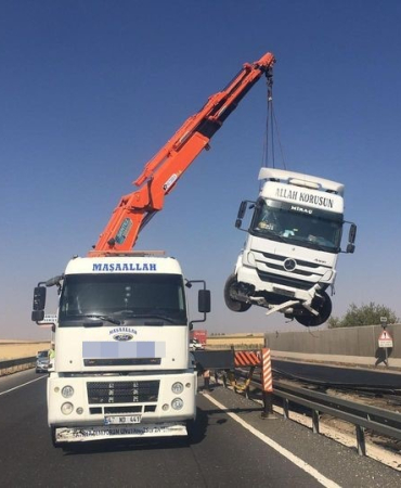 SÜRÜCÜSÜNÜN DİREKSİYON HAKİMİYETİNİ KAYBETTİĞİ TIR YOLDAN ÇIKTI