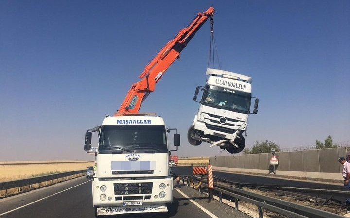 Mardin’de sürücüsünün direksiyon hakimiyetini kaybettiği tır yoldan çıktı