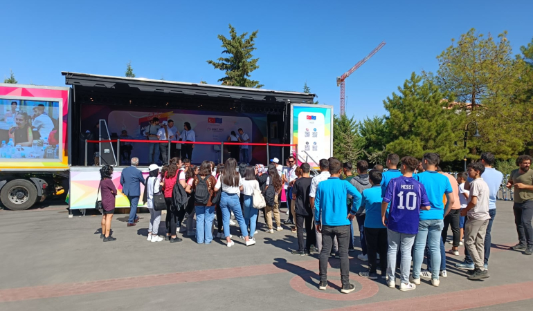 İŞKUR’un ‘Yol Arkadaşım’ tırı, gençlerin istihdamı için Mardin’de