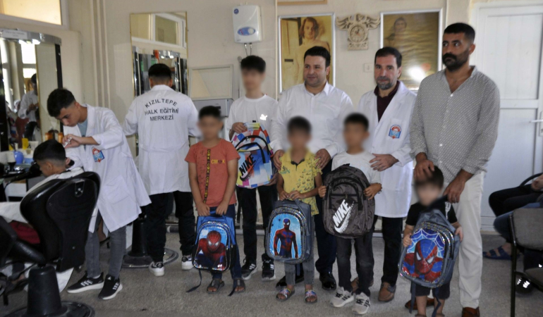 Kızıltepe’de İhtiyaç sahibi öğrencilere tıraş ve çanta hediyesi