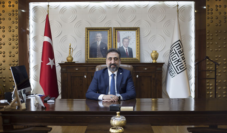 Cumhurbaşkanı Erdoğan imzaladı, Özcoşar yeniden rektör olarak atandı