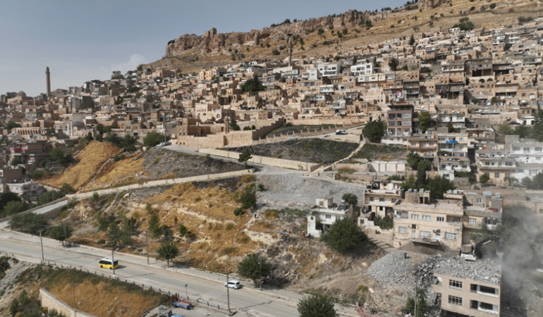 Betonarme binalar yıkılıyor tarihi Mardin gün yüzüne çıkıyor