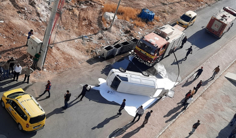 Mardin’de taksi ile çarpışıp, devrilen minibüsün sürücüsü yaralandı
