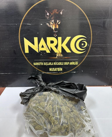 MARDİN'DE POLİSİ GÖRÜP KAÇAN ARAÇTAN UYUŞTURUCU ÇIKTI, 3 KİŞİ GÖZALTINA ALINDI