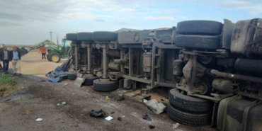 MARDİN’DE KONTROLDEN ÇIKAN BUĞDAY YÜKLÜ TIR DEVRİLDİ: 1 YARALI