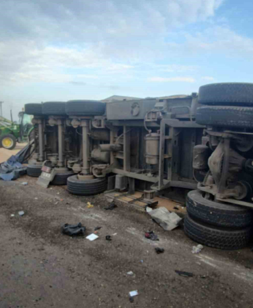 MARDİN’DE KONTROLDEN ÇIKAN BUĞDAY YÜKLÜ TIR DEVRİLDİ: 1 YARALI