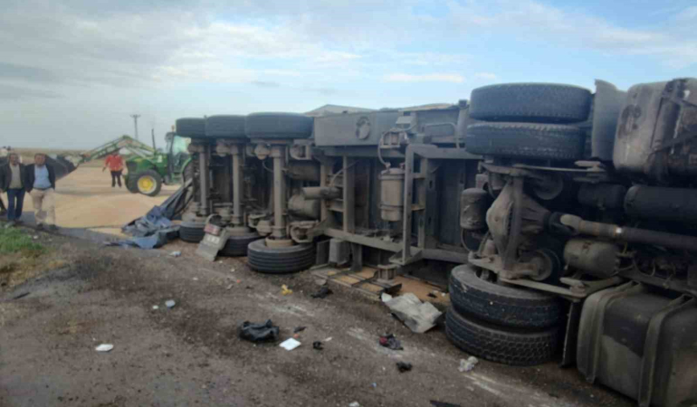 Mardin’de kontrolden çıkan buğday yüklü tır devrildi: 1 yaralı