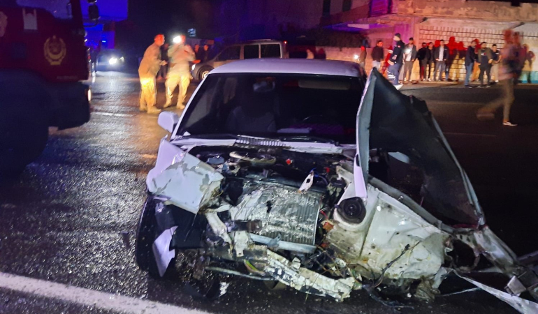 Mardin’de hafif ticari araç ile otomobil kafa kafaya çarpıştı: 2’si ağır 6 yaralı