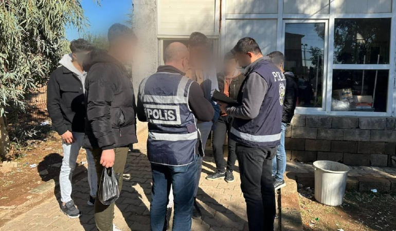 Mardin’de polis ekipleri okul çevreleri ve servis araçlarını denetledi