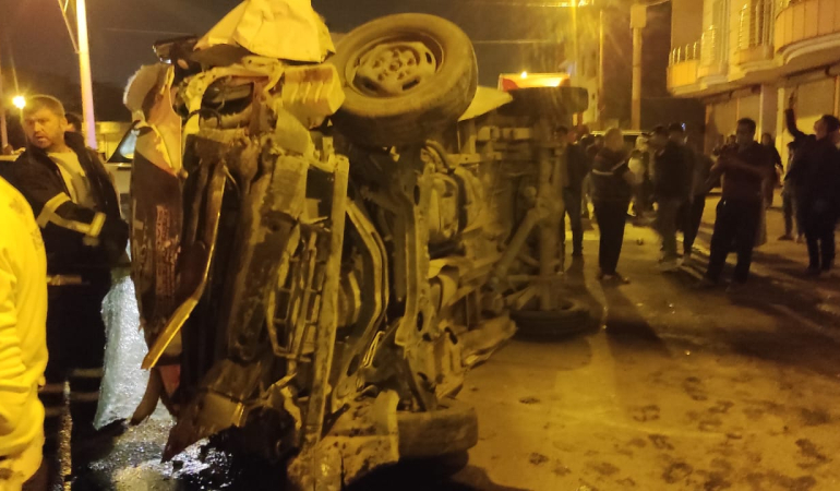 Kızıltepe’de kontrolden çıkan minibüs, eve daldı:  1’i ağır 3 yaralı