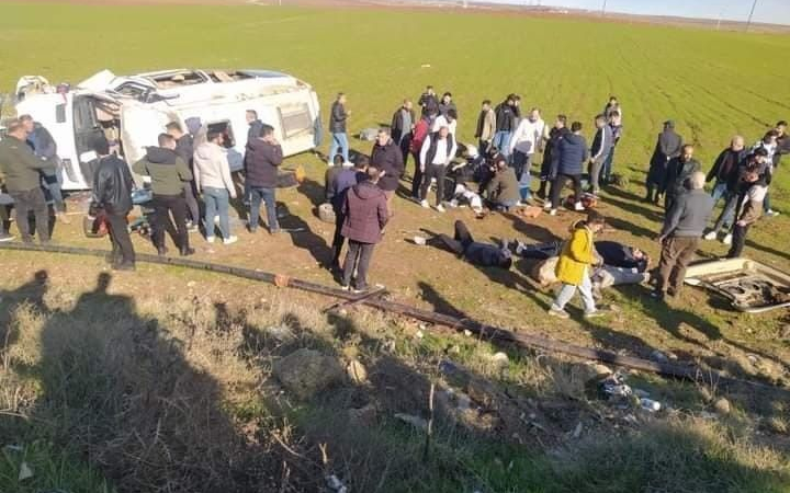 Mardin’den giden minibüs şarampole yuvarlandı: 4’ü ağır 16 yaralı
