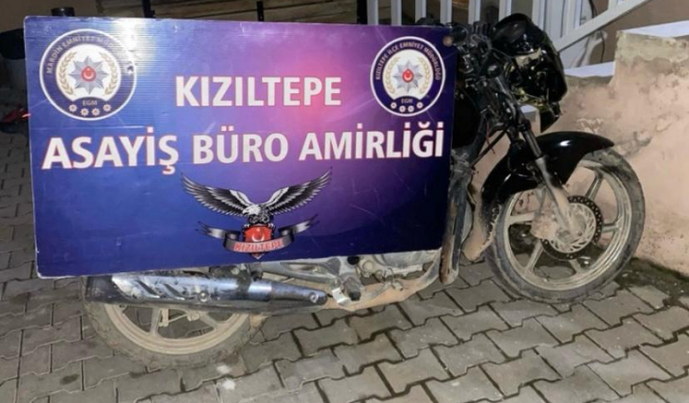 Çalıntı motosiklet ile yakalanan şüphelilerin üzerinden uyuşturucu çıktı