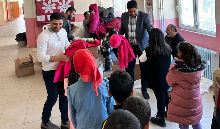 Mardinli hayırsever iş adamı, kış öncesi 10 öğrencinin yüzünü güldürdü