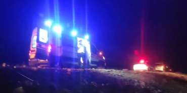 MARDİN’DE KONTROLDEN ÇIKAN OTOMOBİL ŞARAMPOLE DEVRİLDİ: 5 YARALI