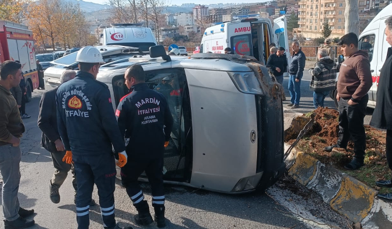 Mardin’de hafif ticari araç takla attı: 3’ü ağır 4 yaralı