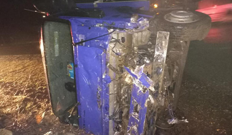 Mardin’de kontrolden çıkan kamyon devrildi