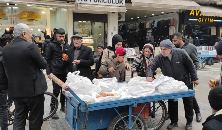 Kızıltepe’de “Ramazan Hoca” hayrına simit ve tatlı dağıtıldı