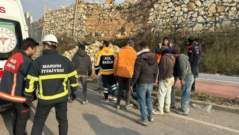Mardin’de taş duvar çöktü, 2 işçi yaralandı