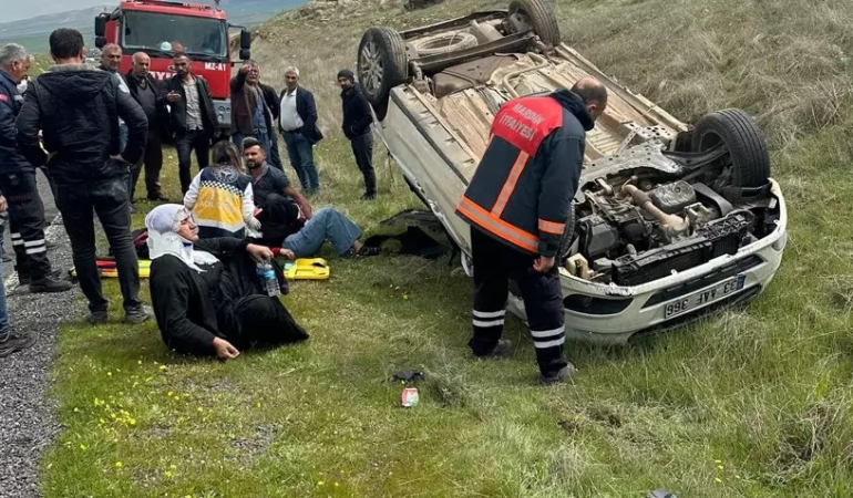 Mardin’de hafif ticari araç takla attı: 4 yaralı