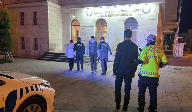 Mardin’de trafikte akrobasi gösterisi yapan 3 motosikletliye 95 bin lira ceza