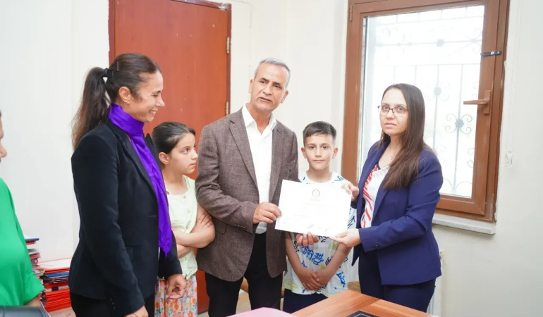 Kızıltepe Belediye Başkanı Zeyni İpek mazbatasını aldı