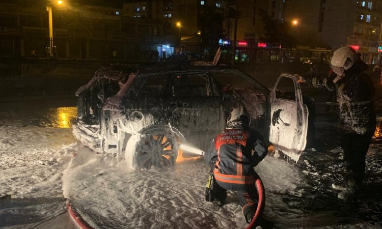 Mardin’de seyir halinde motoru tutuşan cip alev alev yandı