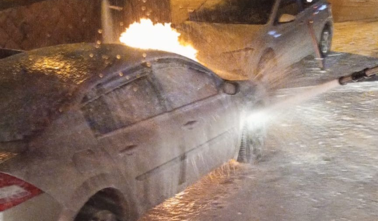 Mardin’de park halindeki otomobil alevlere teslim oldu