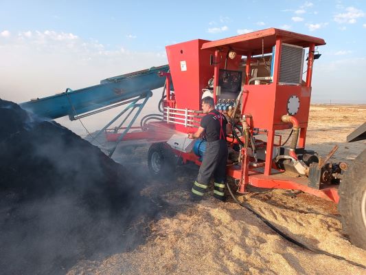 Mardin’de itfaiye ekipleri traktörleri yanmaktan son anda kurtardı
