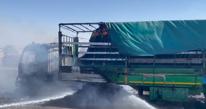 Mardin’de saman yüklü TIR, alev alev yandı