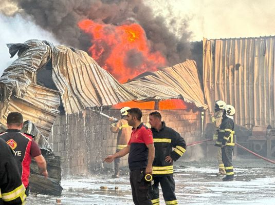 Kızıltepe’de geri dönüşüm tesisi alevlere teslim oldu