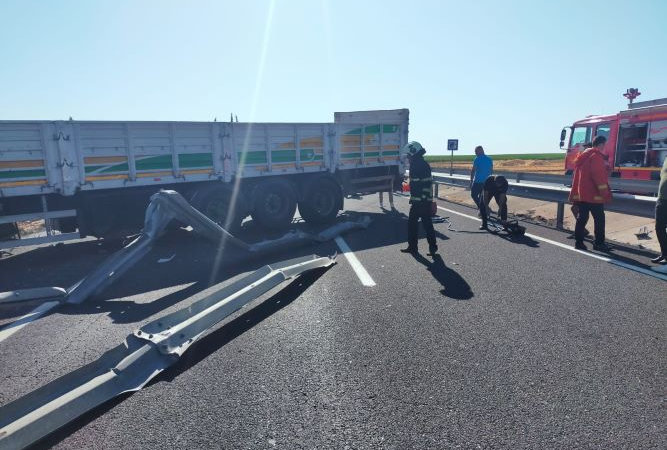 Mardin’de bariyerlere çarpan tır sürücüsü yaralandı