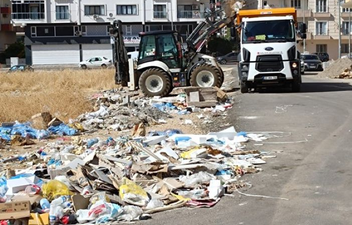 Kızıltepe’de caddelere inşaat moloz ve çöplerini dökenlere cezai işlem