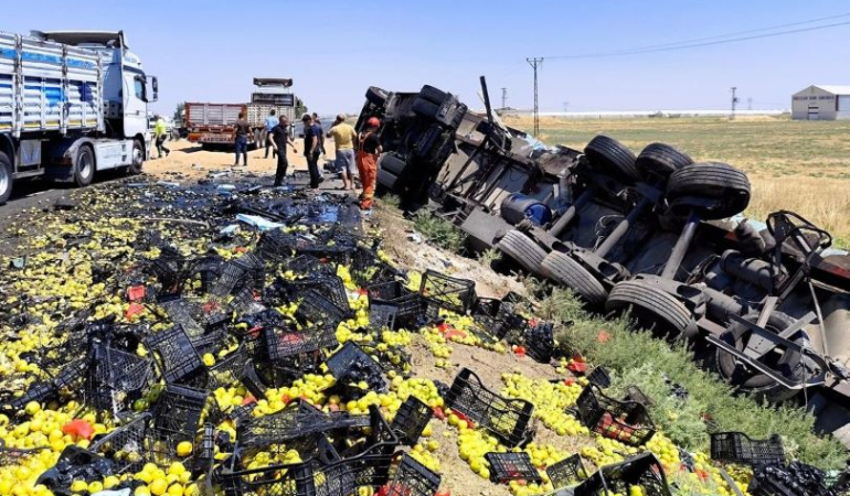 Kızıltepe’de buğday ve elma yüklü TIR’lar çarpıştı: 1’i ağır, 2 sürücü yaralı