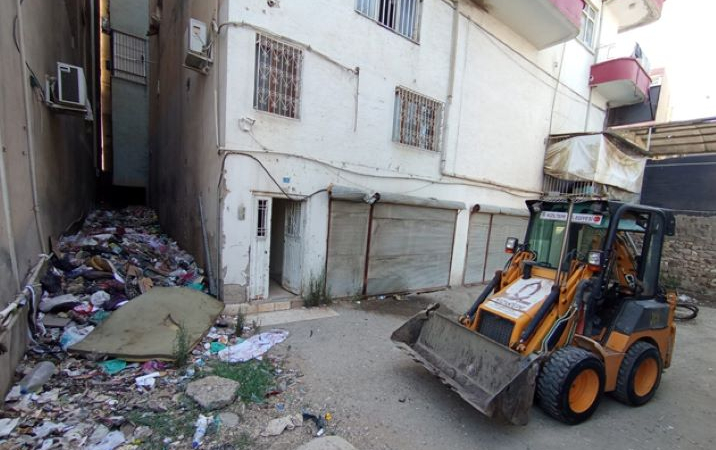 Mardin’de apartman boşluğundan bir kamyon çöp çıktı