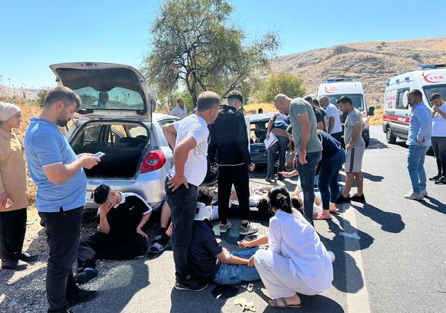Mardin’de iki otomobil kafa kafaya çarpıştı; 1’i ağır, 11 yaralı