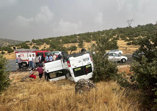 Mardin’de turistleri taşıyan minibüs şarampole yuvarlandı: 7 yaralı