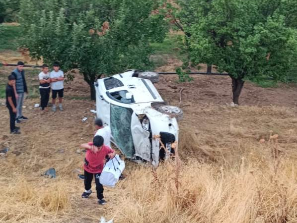 Mardin’de hafif ticari araç tarlaya uçtu: 3 yaralı